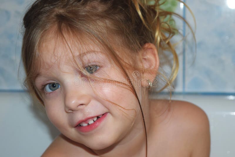 Bello sorriso Allegro felice del bambino gode dell'infanzia Fronte felice sorridente adorabile dell'acconciatura riccia della rag fotografie stock