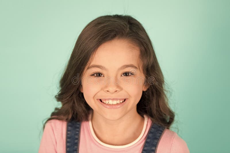 Bello sorriso Allegro felice del bambino gode dell'infanzia Fronte felice sorridente adorabile dell'acconciatura riccia della rag immagini stock