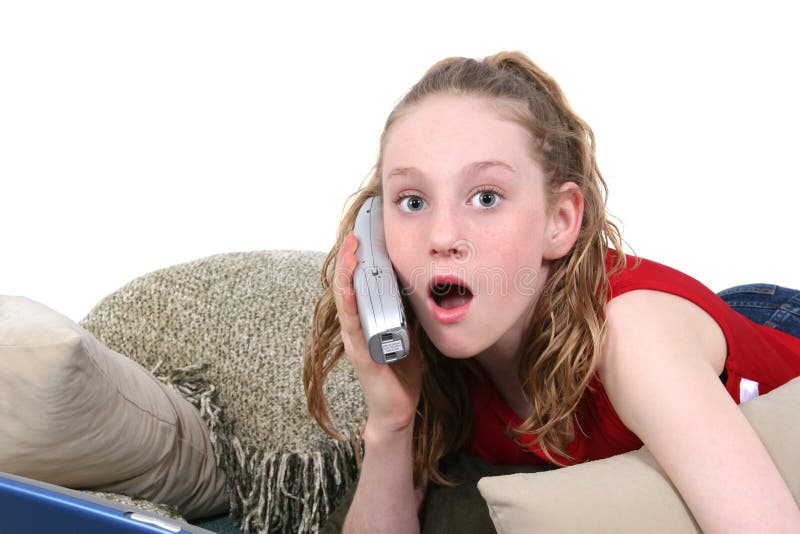 Bello teenager sul cellulare che osserva Skocked immagine stock libera da diritti Bello teenager sul cellulare che osserva Skocked immagine stock libera da diritti