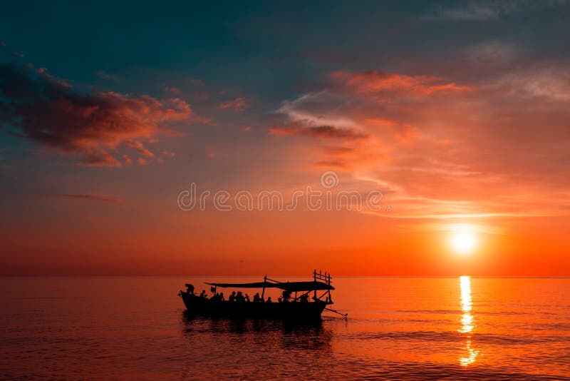 Bello tramonto alla spiaggia di tramonto con la nave con il turista sul bordo nei precedenti Koh Rong Samloem, Cambogia
