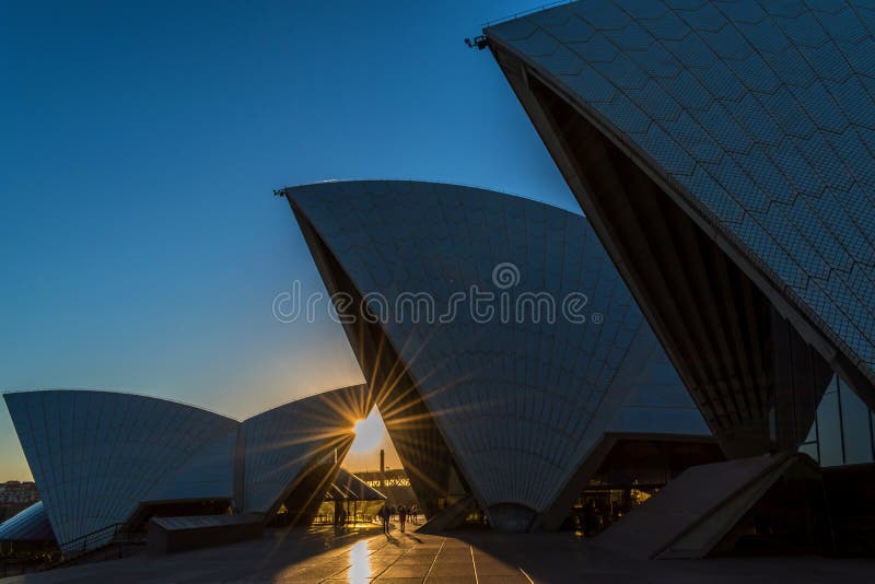 Bello tramonto arancio e casa di Sydney Opera immagini stock libere da diritti Bello tramonto arancio e casa di Sydney Opera immagini stock libere da diritti