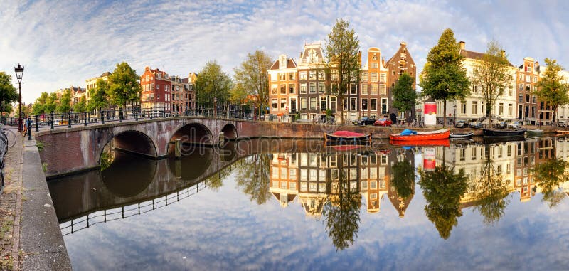Bello tramonto di Amsterdam Vecchie case olandesi tipiche sul brid. Bello tramonto di Amsterdam Vecchie case olandesi tipiche sul ponte e sui canali in primavera, Paesi Bassi