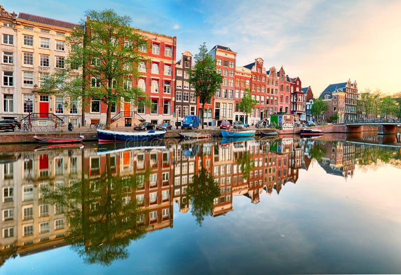 Bello tramonto di Amsterdam Vecchie case olandesi tipiche sul ponte e sui canali in primavera, Paesi Bassi fotografia stock libera da diritti