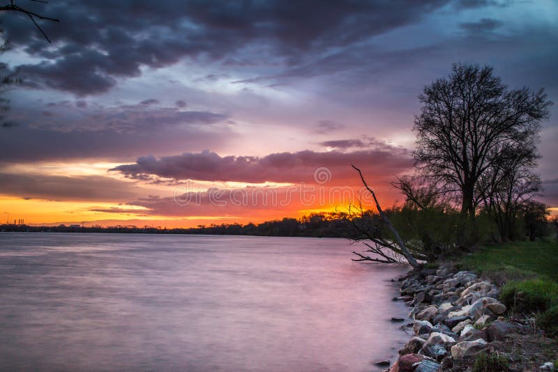 Bello tramonto nel lago immagine stock libera da diritti Bello tramonto nel lago immagine stock libera da diritti