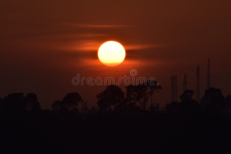 Bello tramonto rosso, negli inverni immagini stock libere da diritti Bello tramonto rosso, negli inverni immagini stock libere da diritti