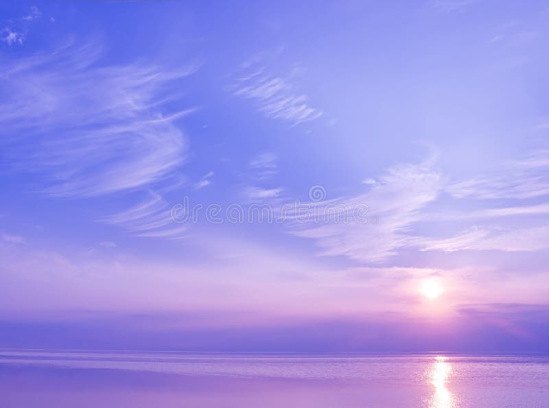 Bello tramonto sopra il mare dei colori blu e viola immagine stock libera da diritti Bello tramonto sopra il mare dei colori blu e viola immagine stock libera da diritti
