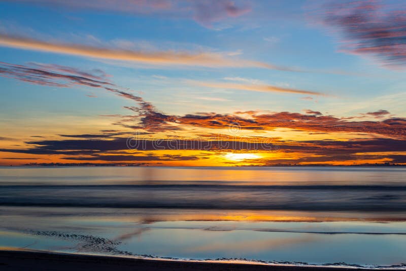 Bello tramonto sopra l'oceano di estate fotografia stock Bello tramonto sopra l'oceano di estate fotografia stock
