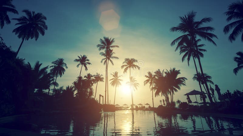 Bello tramonto su una spiaggia tropicale nave fotografie stock libere da diritti Bello tramonto su una spiaggia tropicale nave fotografie stock libere da diritti