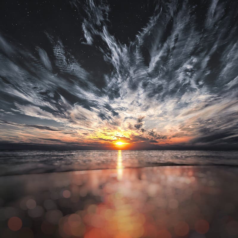 Bello tramonto sulla spiaggia, sulle stelle e sulla luna sul cielo immagine stock libera da diritti Bello tramonto sulla spiaggia, sulle stelle e sulla luna sul cielo immagine stock libera da diritti