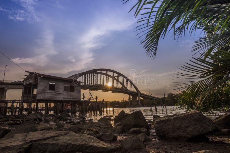 Bello tramonto vicino al fiume Malesia di Kedah dove tutto il pescatore in tensione immagine stock libera da diritti Bello tramonto vicino al fiume Malesia di Kedah dove tutto il pescatore in tensione immagine stock libera da diritti