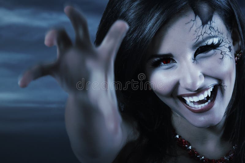Bello vampiro di Halloween della donna