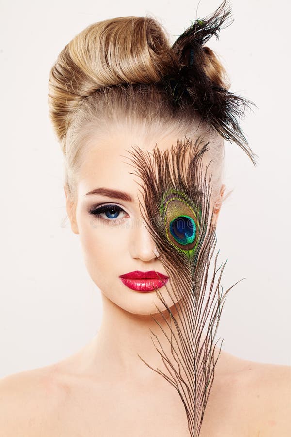 Bello Woman di modello con trucco Primo piano del fronte immagine stock libera da diritti Bello Woman di modello con trucco Primo piano del fronte immagine stock libera da diritti