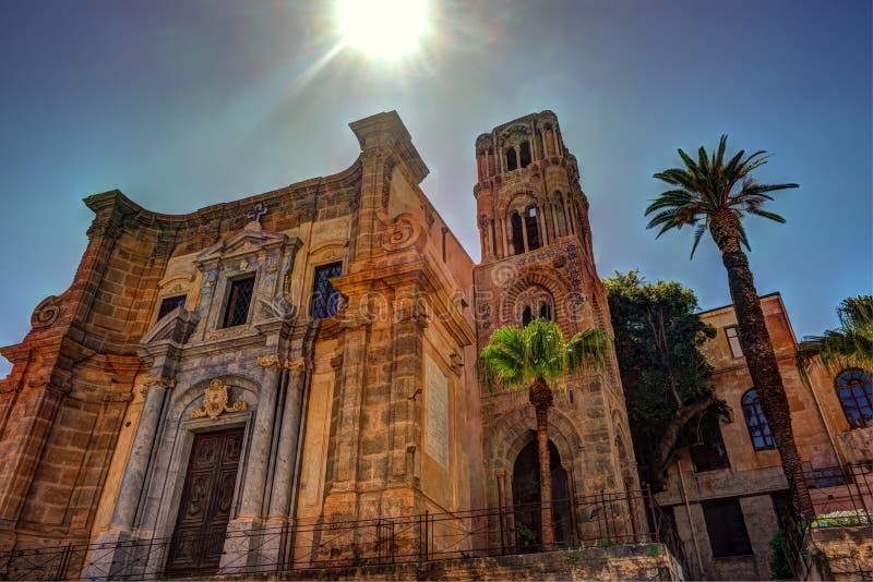Belltower kościelny Martorana z drzewkami palmowymi, Palermo sicily zdjęcie stock Belltower kościelny Martorana z drzewkami palmowymi, Palermo sicily zdjęcie stock