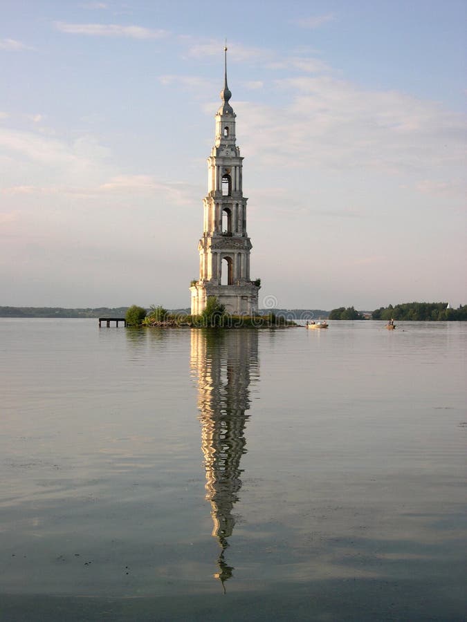 Belltower nel mezzo del lago immagini stock