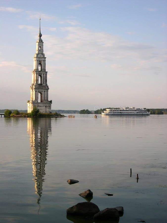 Belltower nel mezzo del lago immagine stock