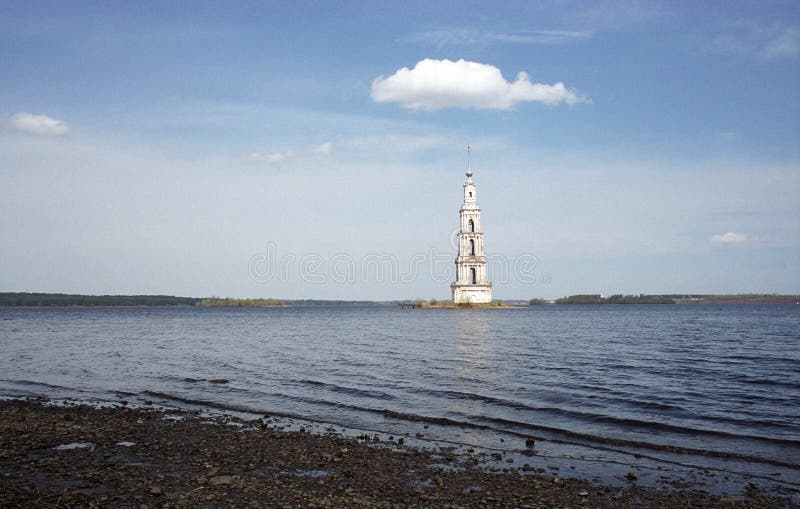 Belltower sull'isola. fotografia stock