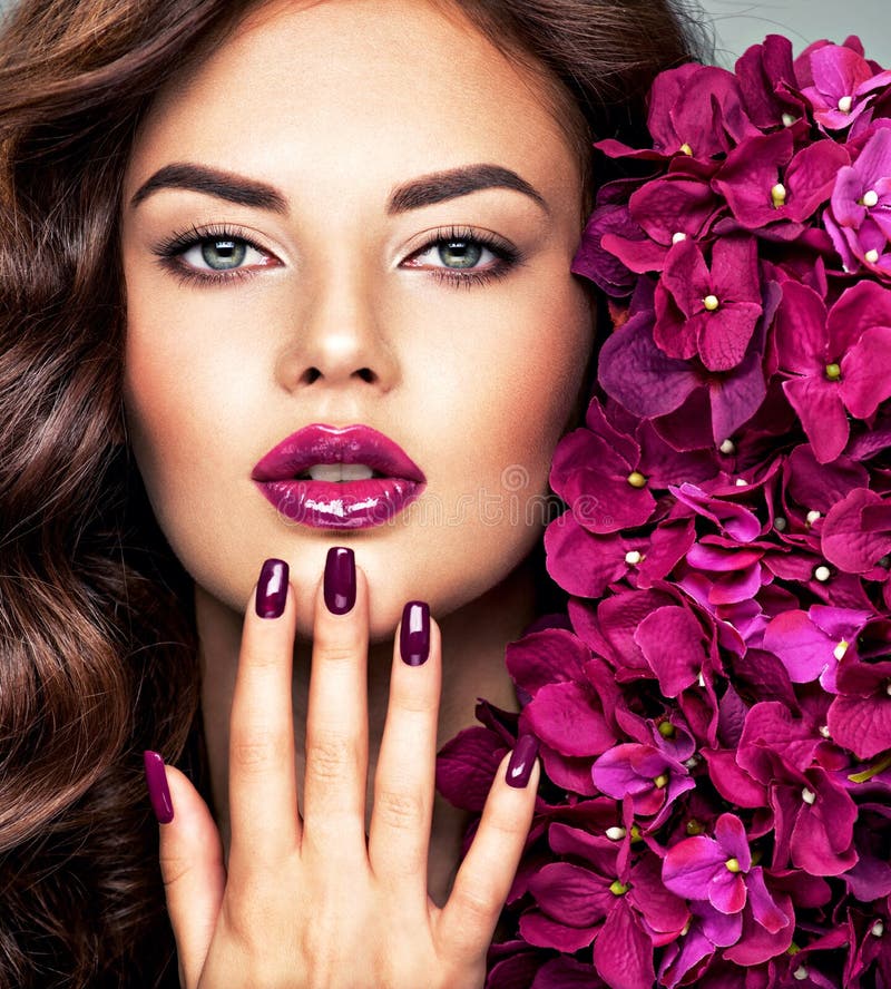 Bellísima cara de las mujeres con maquillaje vívido foto de archivo libre de regalías