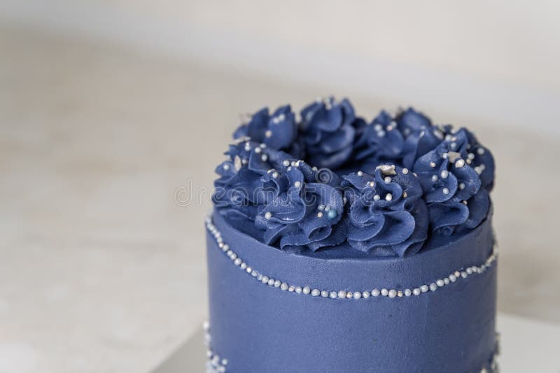 Foto de Bolo Quadrado Com Flor Buttercream e mais fotos de stock