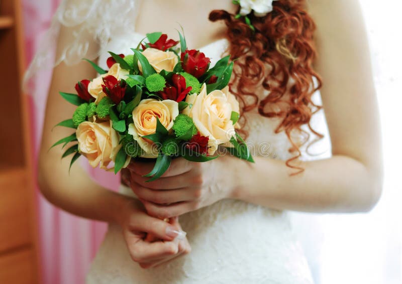 Belo Buquê De Casamento Para a Noiva Com Rosas De Laranja E Alstroemeria  Vermelha Nas Mãos Da Noiva Imagem de Stock - Imagem de evento, atrativo:  172667415