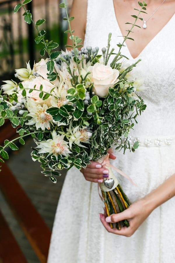 Belo Buquê De Casamento Rústico Foto de Stock - Imagem de proteu,  brilhante: 164324512