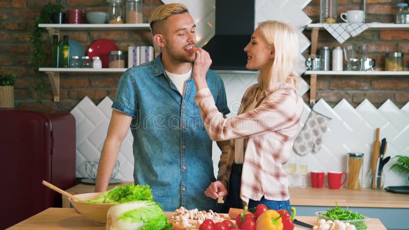 Belo casal cozinhando na cozinha moderna em casa