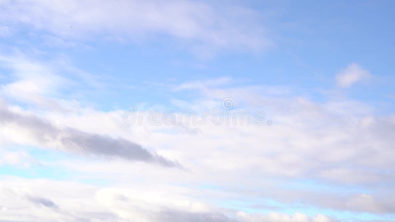 Belo céu azul à noite no pôr do sol com nuvens luminosas brilhantes e brilhantes iluminadas por raios de luz solar que flutuam len