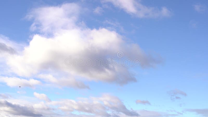 Belo céu azul à noite no pôr do sol com nuvens luminosas brilhantes e brilhantes iluminadas por raios de luz solar que flutuam len