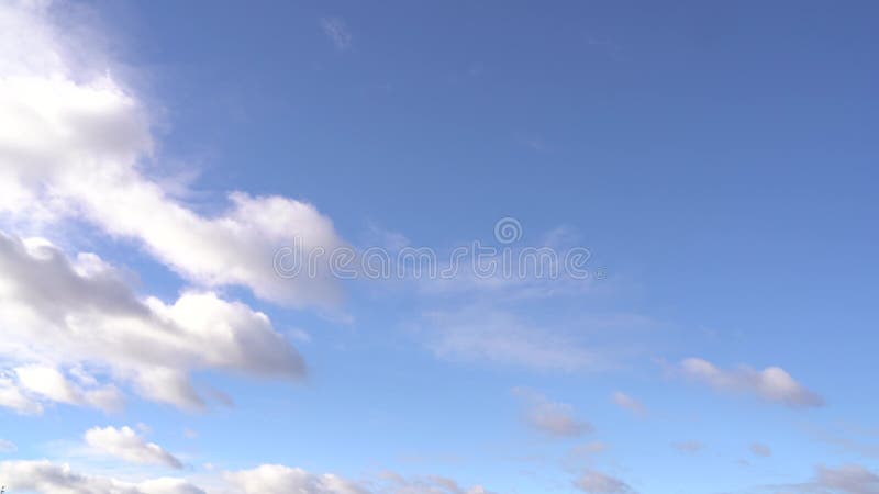 Belo céu azul à noite no pôr do sol com nuvens luminosas brilhantes e brilhantes iluminadas por raios de luz solar que flutuam len