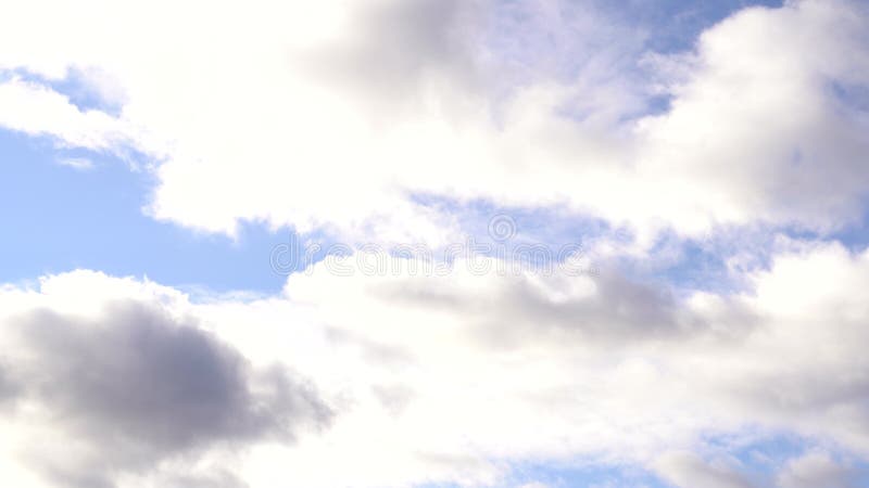 Belo céu azul à noite no pôr do sol com nuvens luminosas brilhantes e brilhantes iluminadas por raios de luz solar que flutuam len