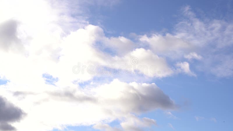 Belo céu azul à noite no pôr do sol com nuvens luminosas brilhantes e brilhantes iluminadas por raios de luz solar que flutuam len