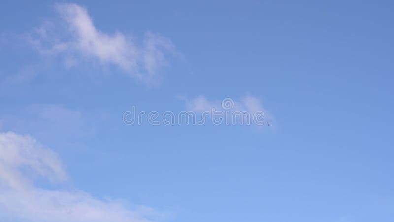 Belo céu azul à noite no pôr do sol com nuvens luminosas brilhantes e brilhantes iluminadas por raios de luz solar que flutuam len