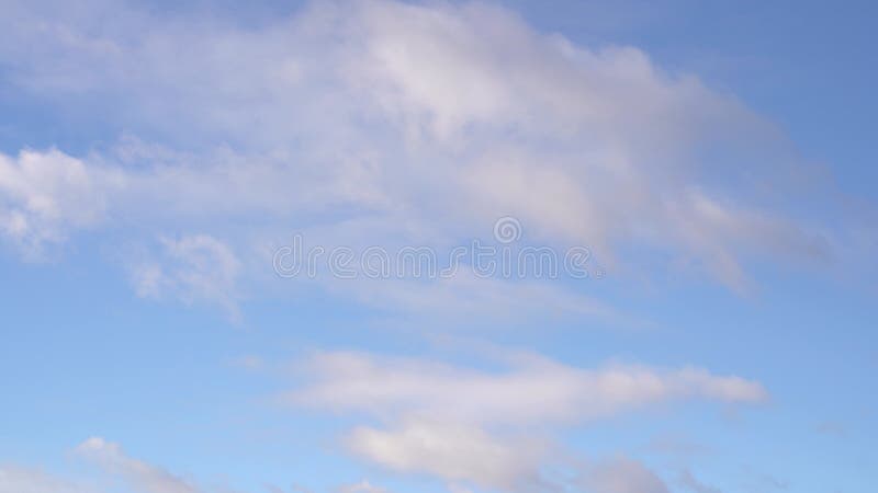 Belo céu azul à noite no pôr do sol com nuvens luminosas brilhantes e brilhantes iluminadas por raios de luz solar que flutuam len