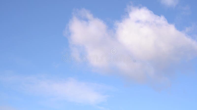 Belo céu azul à noite no pôr do sol com nuvens luminosas brilhantes e brilhantes iluminadas por raios de luz solar que flutuam len