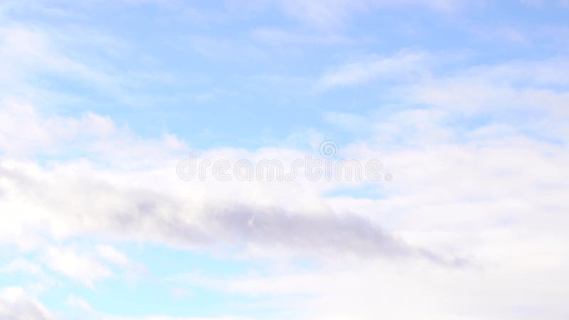 Belo céu azul à noite no pôr do sol com nuvens luminosas brilhantes e brilhantes iluminadas por raios de luz solar que flutuam len