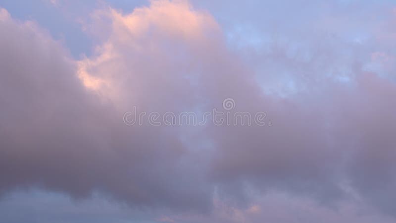 Belo céu azul à noite no pôr do sol com nuvens luminosas brilhantes e brilhantes iluminadas por raios de luz solar que flutuam len