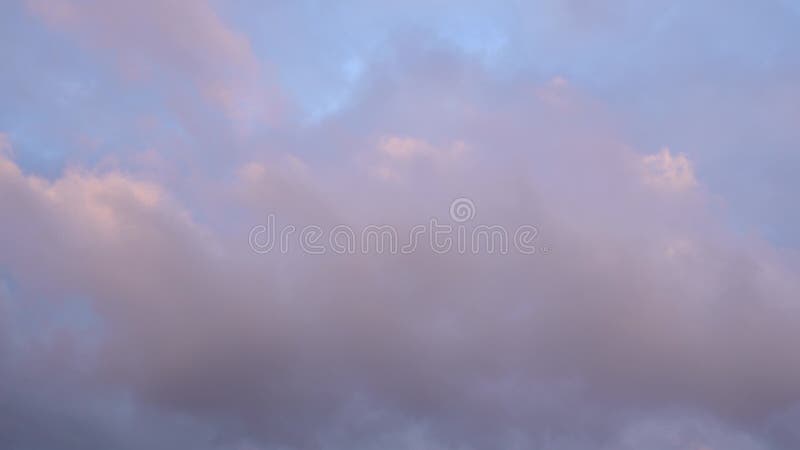 Belo céu azul à noite no pôr do sol com nuvens luminosas brilhantes e brilhantes iluminadas por raios de luz solar que flutuam len