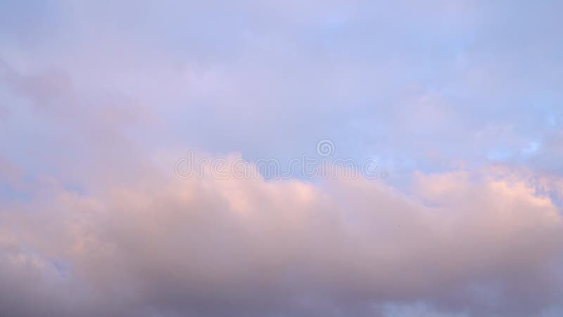 Belo céu azul à noite no pôr do sol com nuvens luminosas brilhantes e brilhantes iluminadas por raios de luz solar que flutuam len