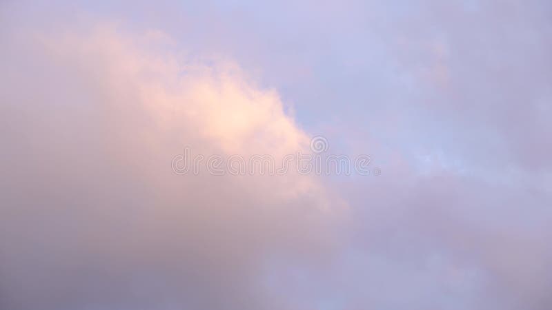 Belo céu azul à noite no pôr do sol com nuvens luminosas brilhantes e brilhantes iluminadas por raios de luz solar que flutuam len