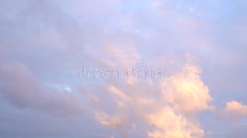 Belo céu azul à noite no pôr do sol com nuvens luminosas brilhantes e brilhantes iluminadas por raios de luz solar que flutuam len