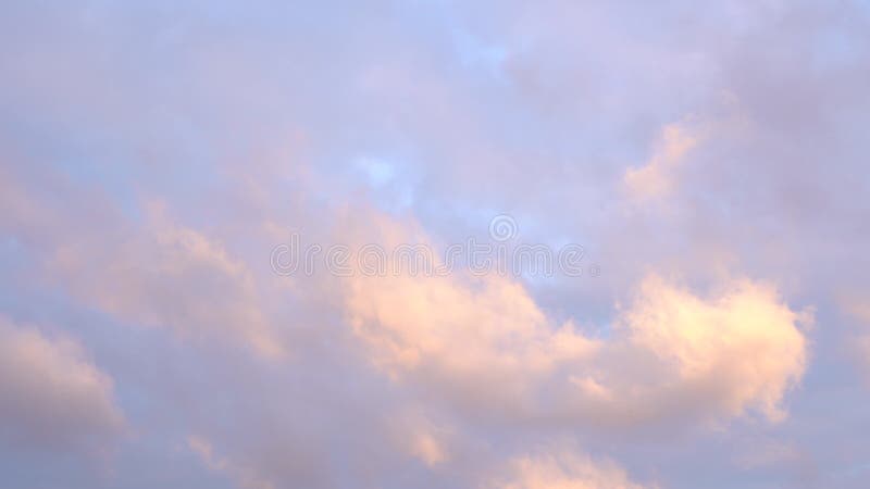 Belo céu azul à noite no pôr do sol com nuvens luminosas brilhantes e brilhantes iluminadas por raios de luz solar que flutuam len