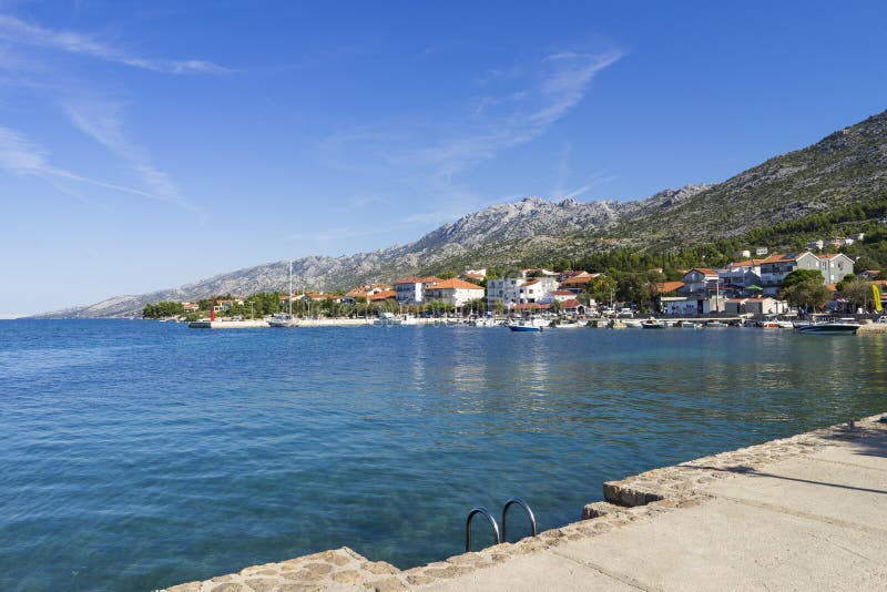 Belo dia ensolarado de verão no Adriatic Sea Starigrad Paklenica Croácia