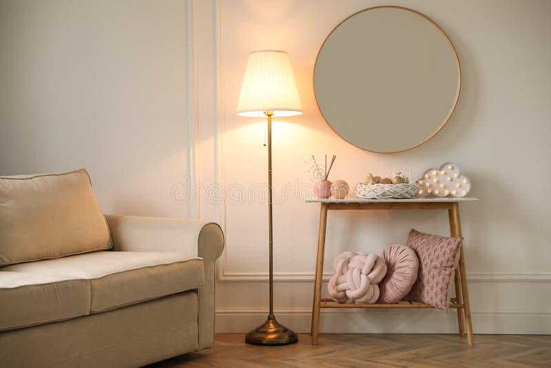 Belo interior com espelho redondo e decoração de natal imagens de stock royalty free