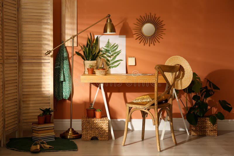 Belo interior com mesa de madeira perto da parede marrom foto de stock royalty free