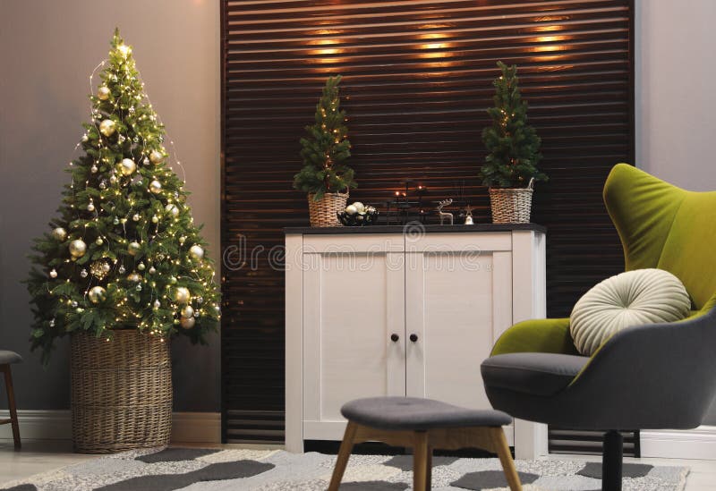 Belo interior com árvore de natal decorada e móveis modernos foto de stock