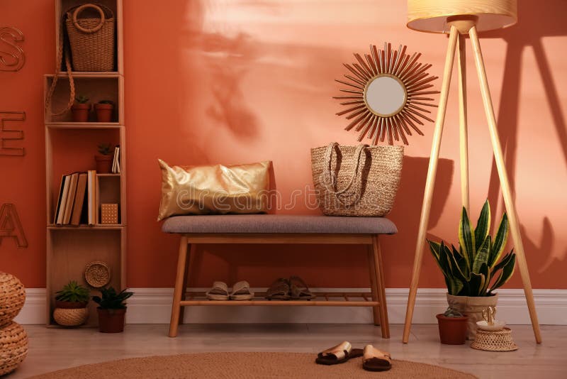 Belo interior da sala com móveis estilosos perto da parede marrom imagem de stock royalty free