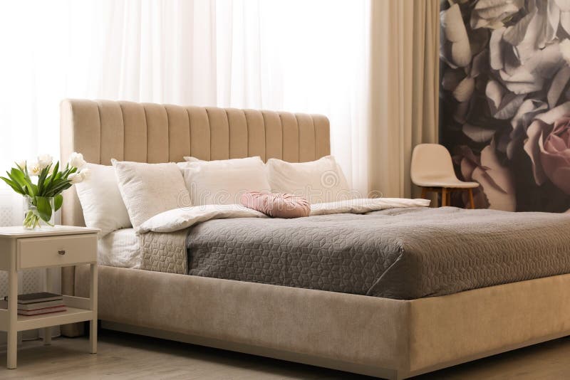 Belo interior de quarto com cama grande foto de stock royalty free