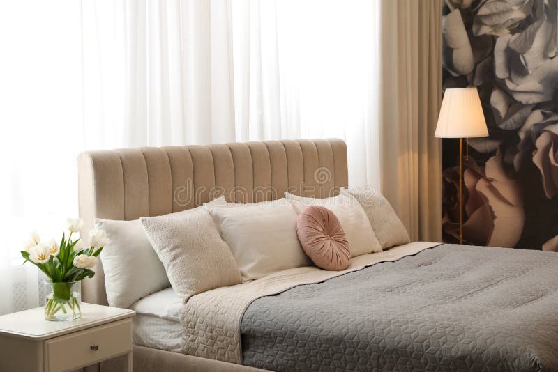 Belo interior de quarto com cama grande fotos de stock