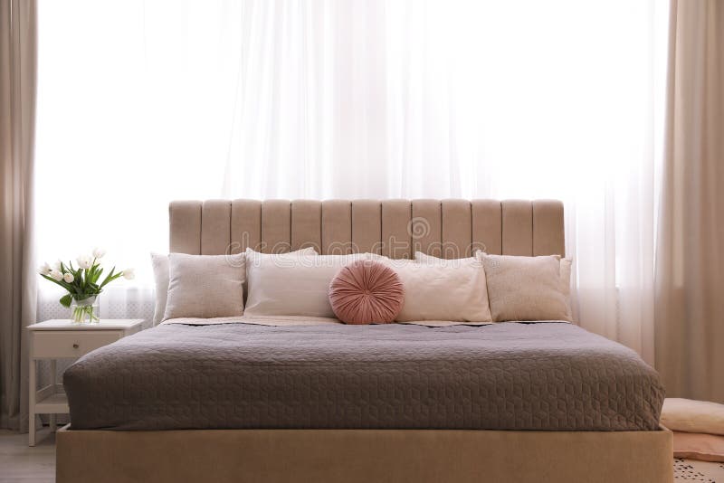 Belo interior de quarto com cama grande imagem de stock royalty free