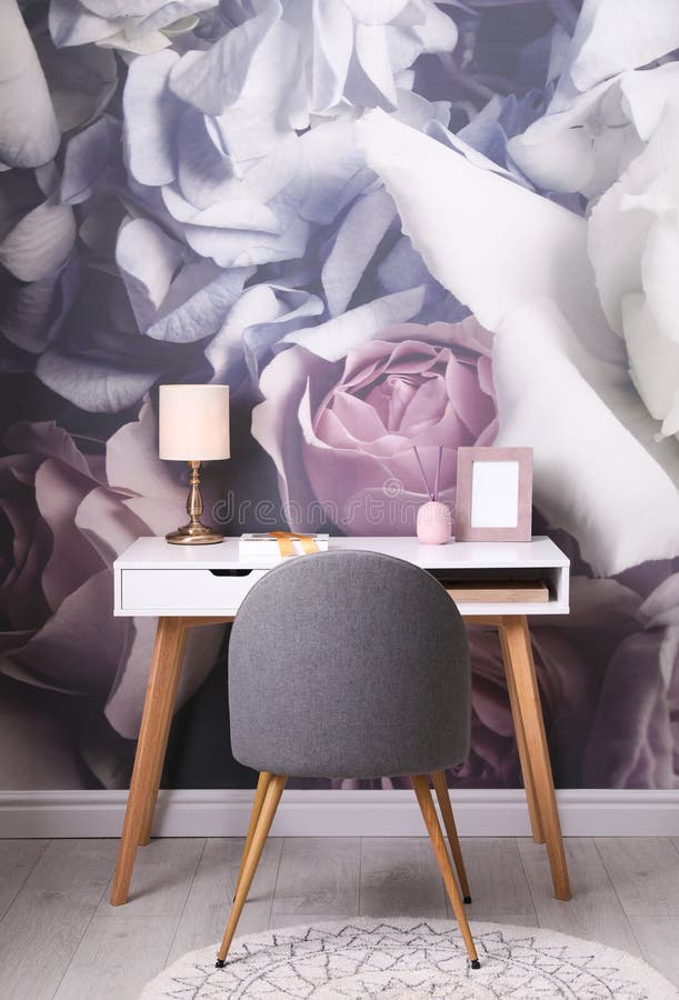 Belo interior de quarto com móveis e padrão floral na parede foto de stock