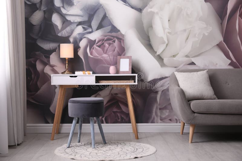 Belo interior de quarto com móveis e padrão floral na parede imagens de stock royalty free